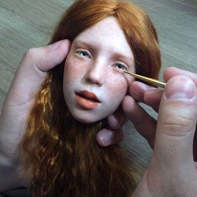 Un artista russo realizza bambole così realistiche da mettere i brividi! articolo