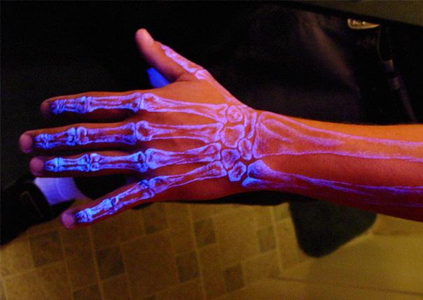 17 tatuaggi che si illuminano di notte articolo