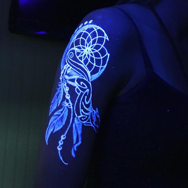 17 tatuaggi che si illuminano di notte articolo