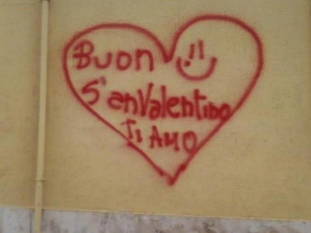 Le 20 dediche d'amore (sui MURI) più SGRAMMATICATE di sempre! articolo
