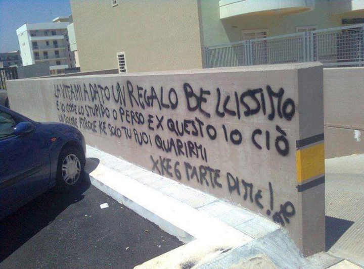 Le 20 dediche d'amore (sui MURI) più SGRAMMATICATE di sempre! articolo