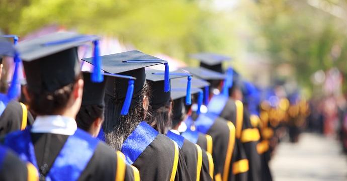 Fingere di laurearsi e dire bugie ai genitori: "Questi ragazzi hanno un problema psicologico" articolo