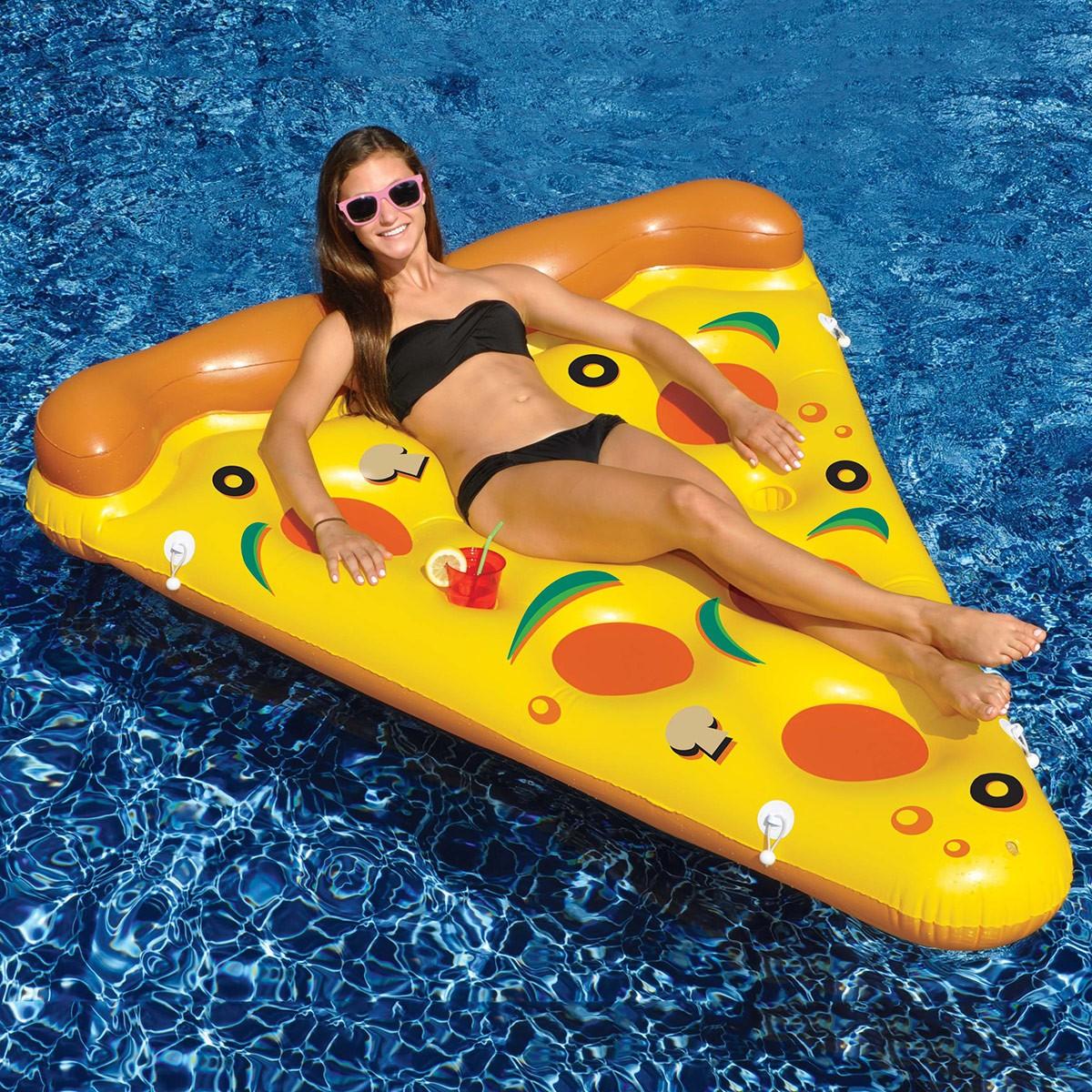 La moda della prossima estate è la fetta di pizza galleggiante! articolo