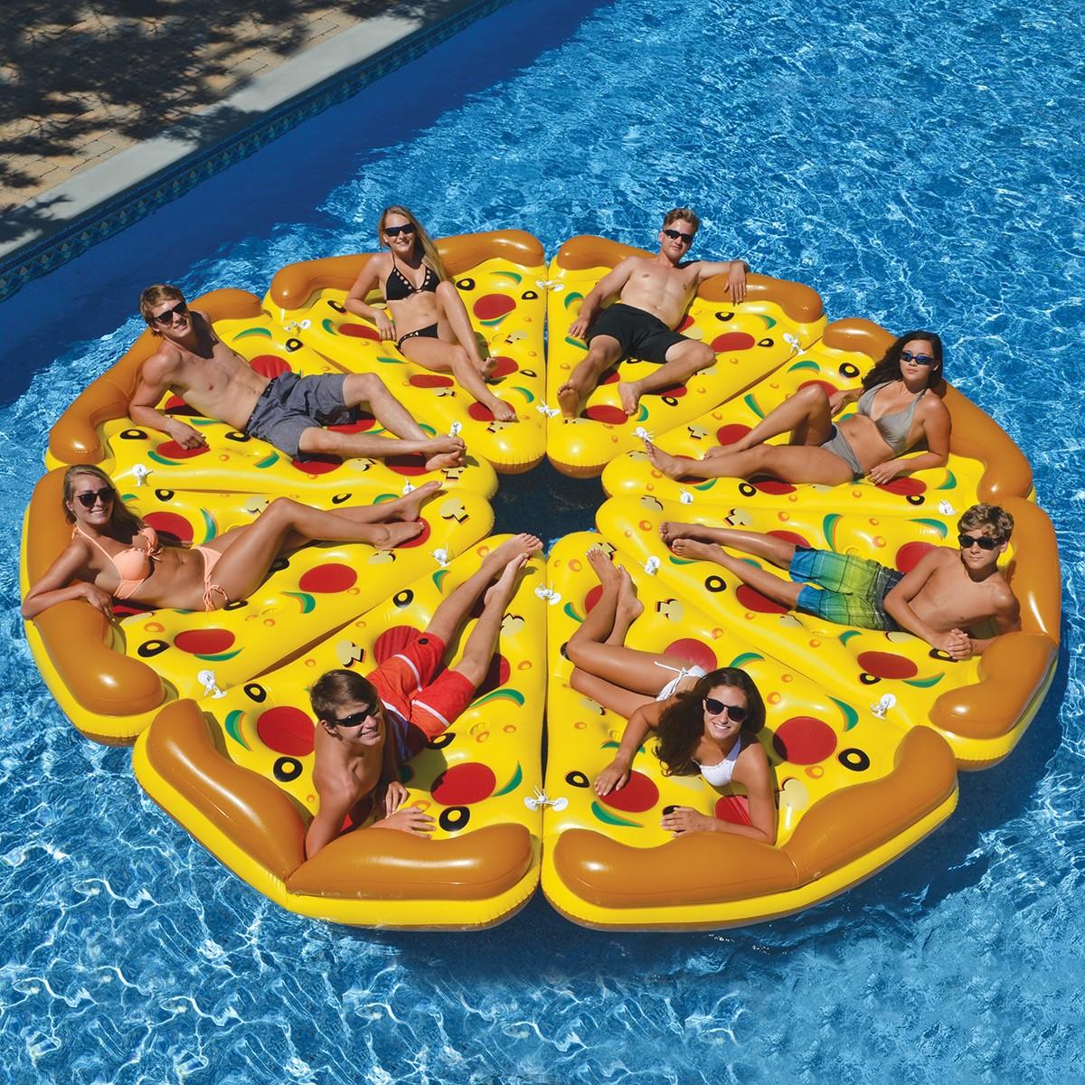 La moda della prossima estate è la fetta di pizza galleggiante! articolo