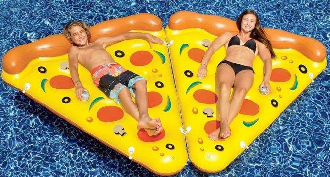 La moda della prossima estate è la fetta di pizza galleggiante! articolo