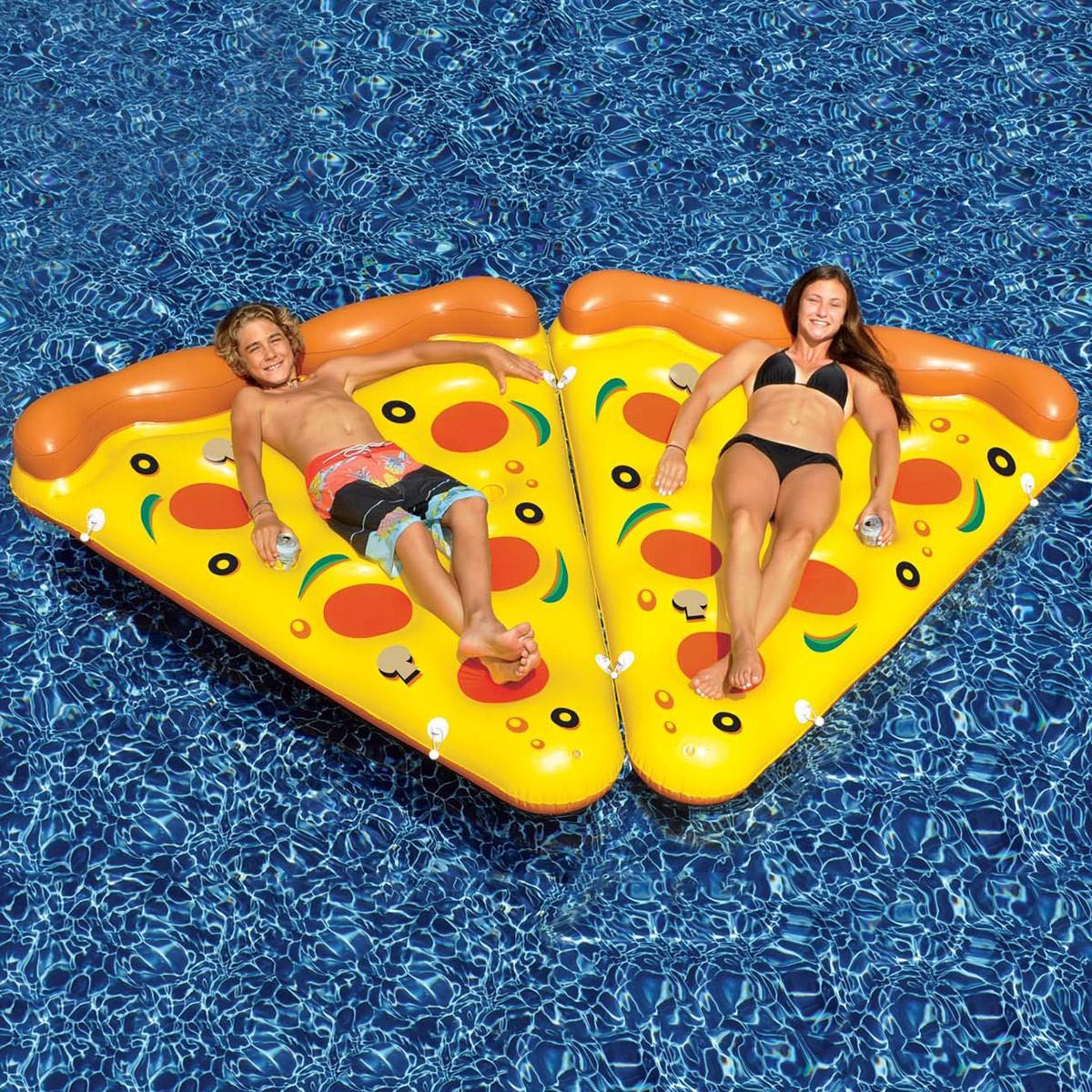 La moda della prossima estate è la fetta di pizza galleggiante! articolo