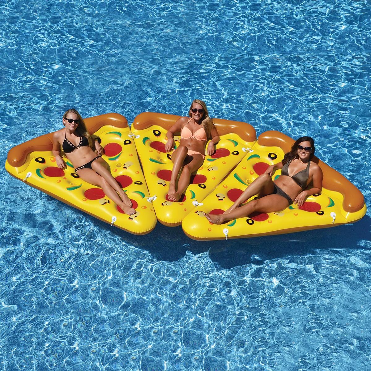 La moda della prossima estate è la fetta di pizza galleggiante! articolo