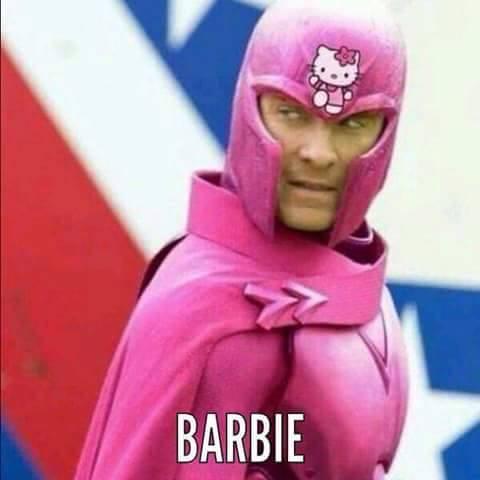 Supereroi trasformati in fan di Hello Kitty mentre cantano Barbie Girl degli Aqua articolo