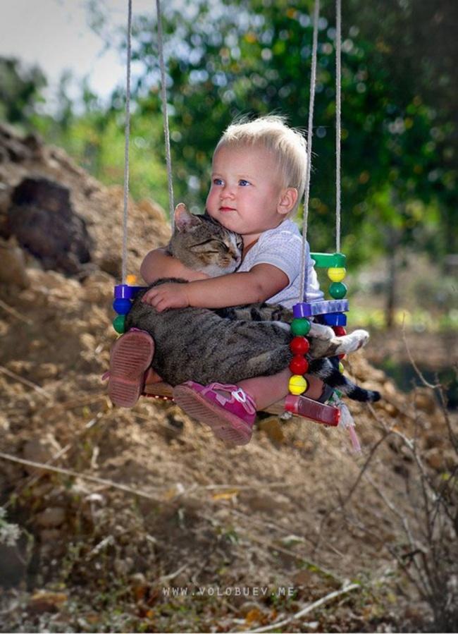 20 foto che provano come i bambini abbiano bisogno di un gatto! articolo