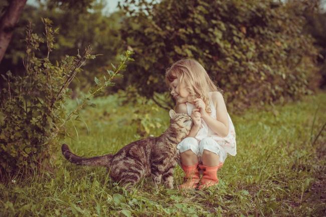 20 foto che provano come i bambini abbiano bisogno di un gatto! articolo
