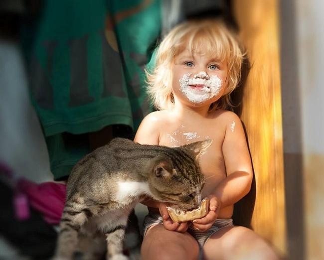 20 foto che provano come i bambini abbiano bisogno di un gatto! articolo