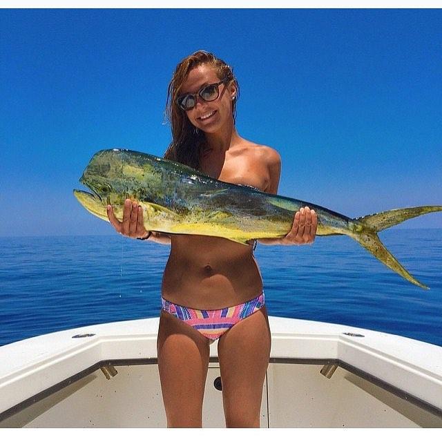 La moda estiva si chiama FISHBRAS: il topless con il pesce! articolo