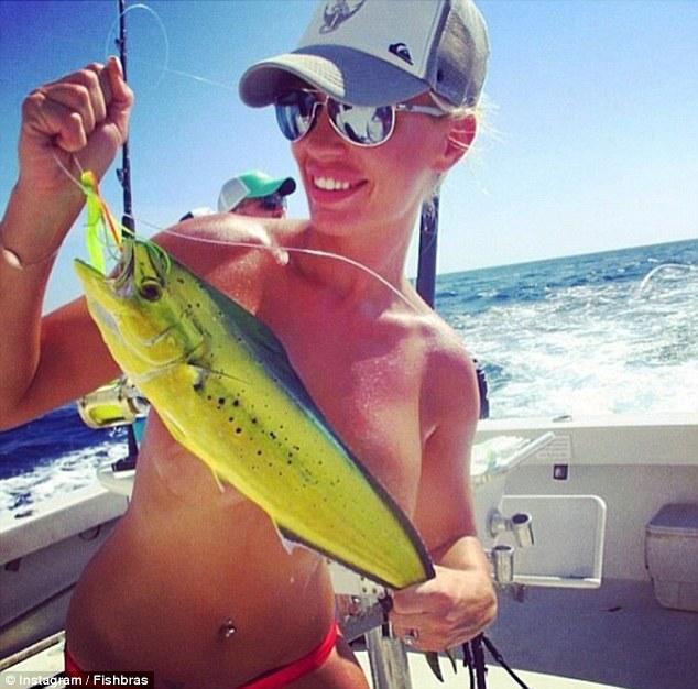 La moda estiva si chiama FISHBRAS: il topless con il pesce! articolo