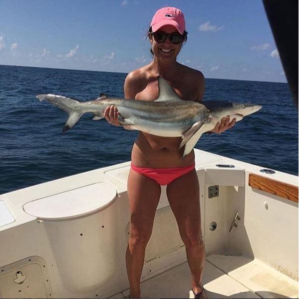La moda estiva si chiama FISHBRAS: il topless con il pesce! articolo