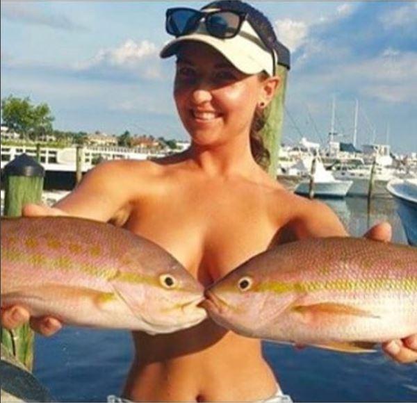 La moda estiva si chiama FISHBRAS: il topless con il pesce! articolo