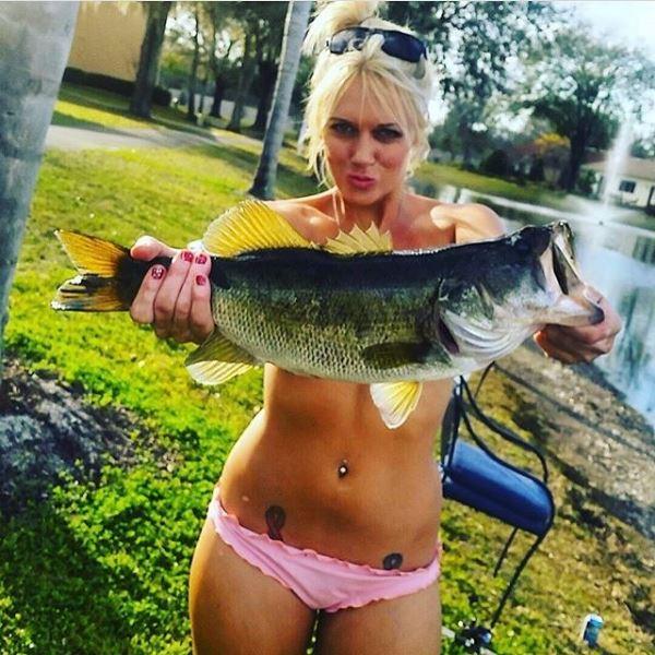 La moda estiva si chiama FISHBRAS: il topless con il pesce! articolo
