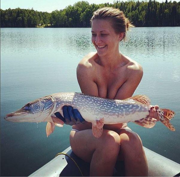 La moda estiva si chiama FISHBRAS: il topless con il pesce! articolo
