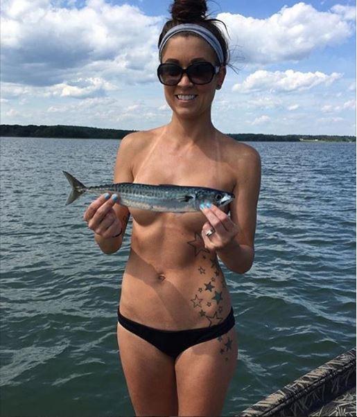 La moda estiva si chiama FISHBRAS: il topless con il pesce! articolo