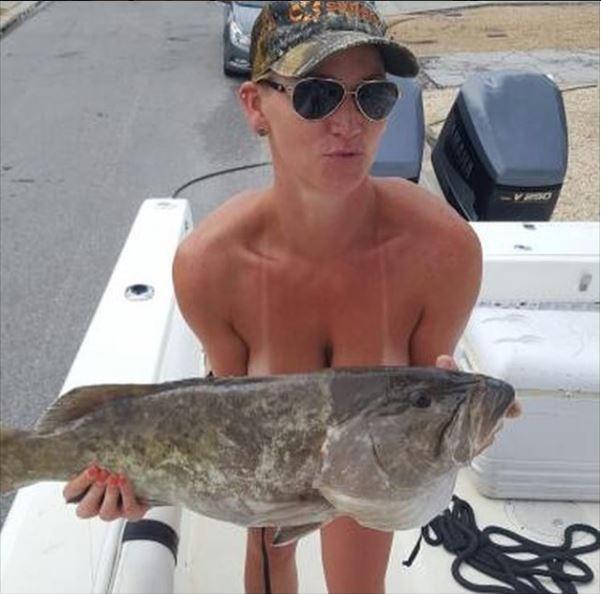 La moda estiva si chiama FISHBRAS: il topless con il pesce! articolo