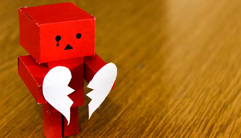robottino con cuore spezzato