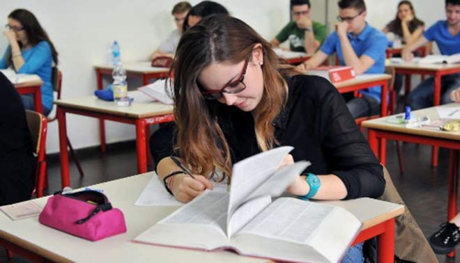 ragazzi che svolgono la maturità 2016