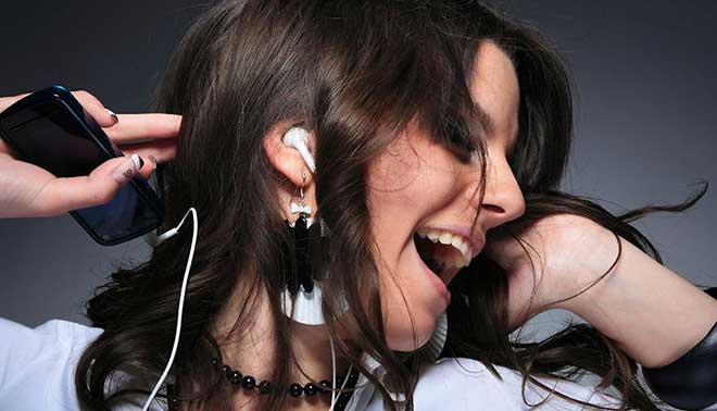  foto di ragazza che ascolta musica