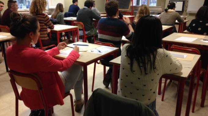 Picchia il rivale in amore durante il compito in classe articolo