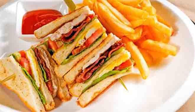 la preparazione del club sandwich