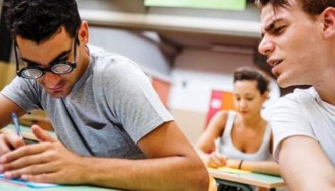 foto di scegliere compagno di banco