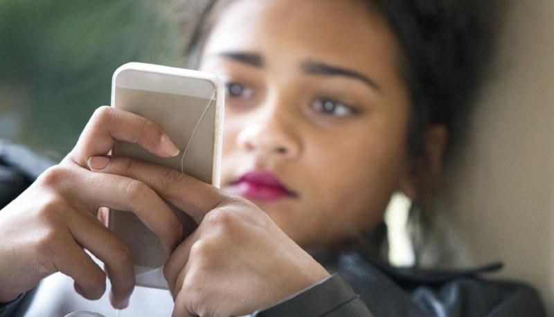 foto di ragazza con smartphone