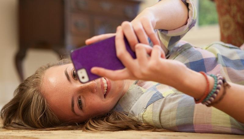 ragazza che usa smartphone