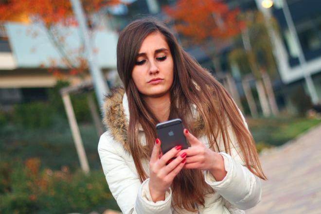 foto guardare cellulare