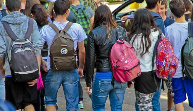 studenti vanno a scuola