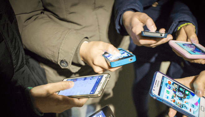  foto di ragazzi con smartphone