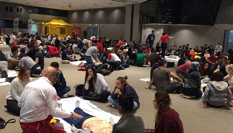 foto di una sala con ragazzi che rianimano manichini