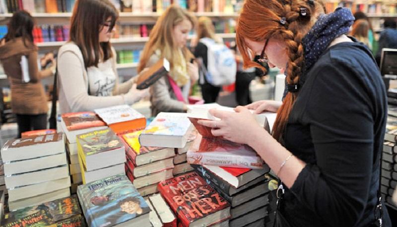 ragazza con libro
