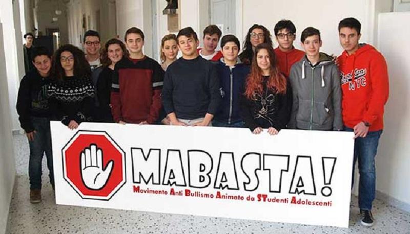 foto di ragazzi che danno vita al movimento contro il bullismo MaBasta