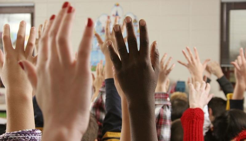 mani alzate scuola