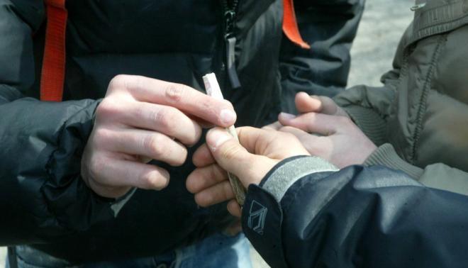 Beccati con la marijuana sotto il banco, bocciati