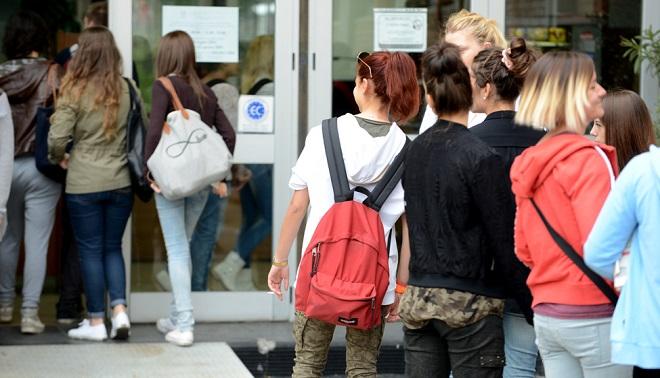 studenti fuori da scuola