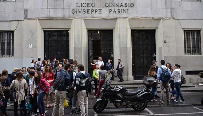 Prof offende i gay: studenti in rivolta