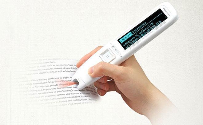 foto di penna scanner che traduce i testi in lingua