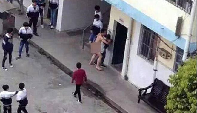 foto di prof nudo prova a stuprare studentessa davanti a tutti in Cina