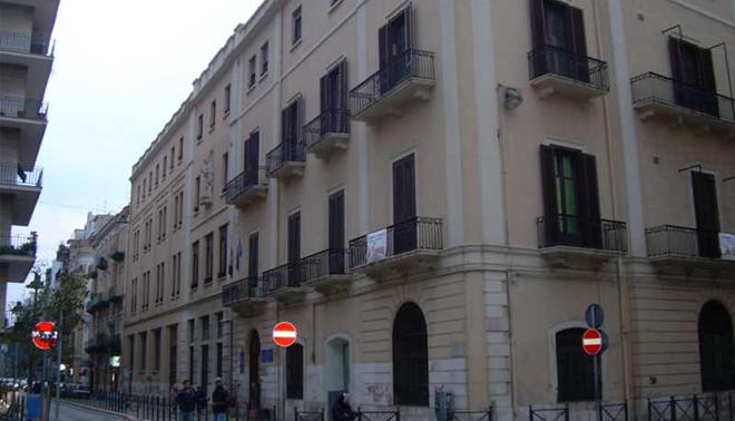 Bari: ragazzi entrano dal portone principale, ragazze dal secondario