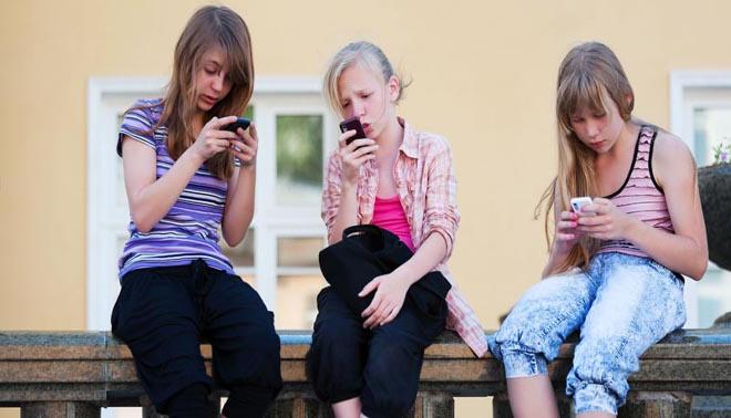 foto di studenti rinunciano smartphone vincono gardaland