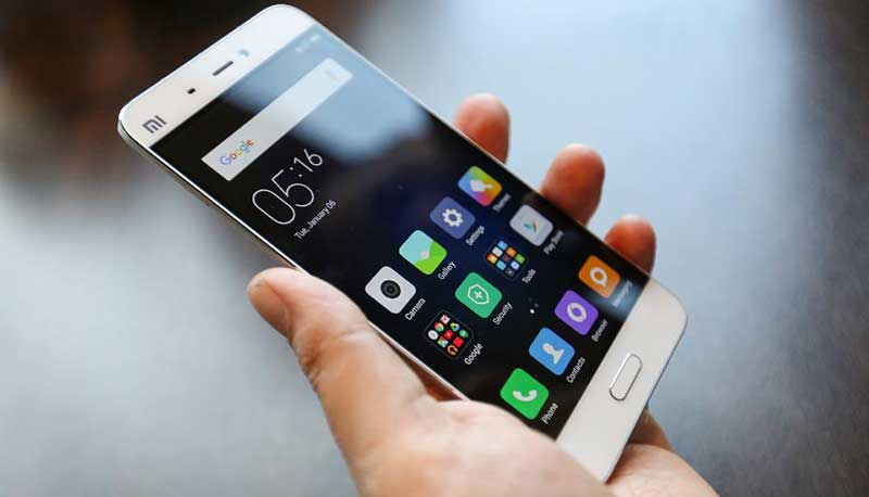 foto di ragazzi con smartphone
