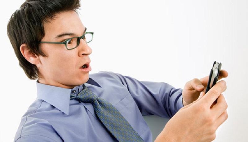 foto di ragazzo stupito al telefono