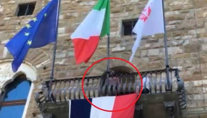 Studente in mutande si affaccia urlando a Palazzo Vecchio