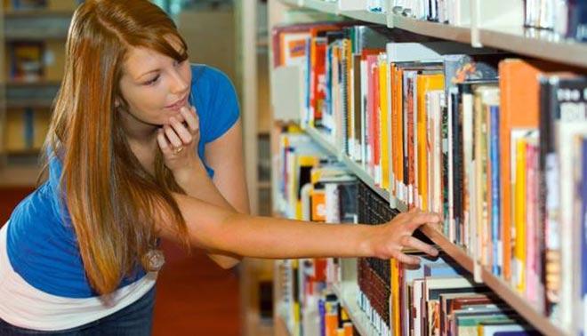 foto di studentessa in biblioteca