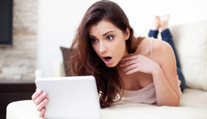 foto di studentessa sconvolta al computer